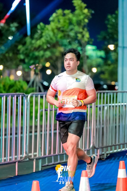 Race photo from PIK NITE RUN 2025