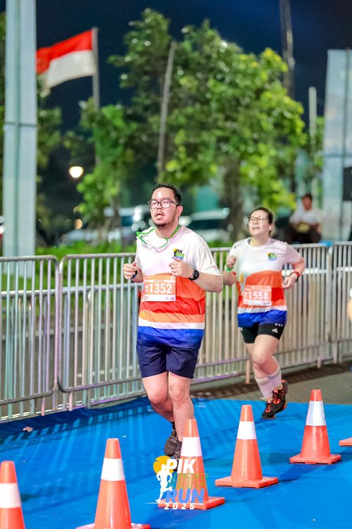 Race photo from PIK NITE RUN 2025