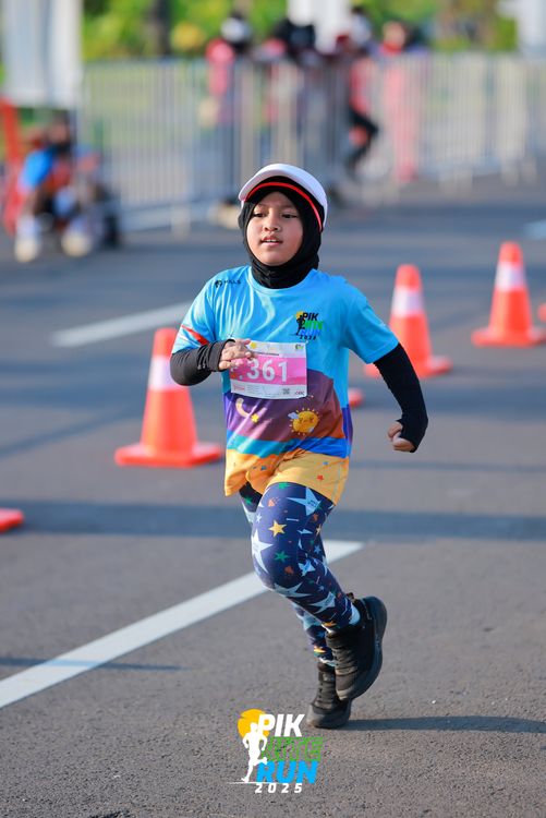 Race photo from PIK NITE RUN 2025