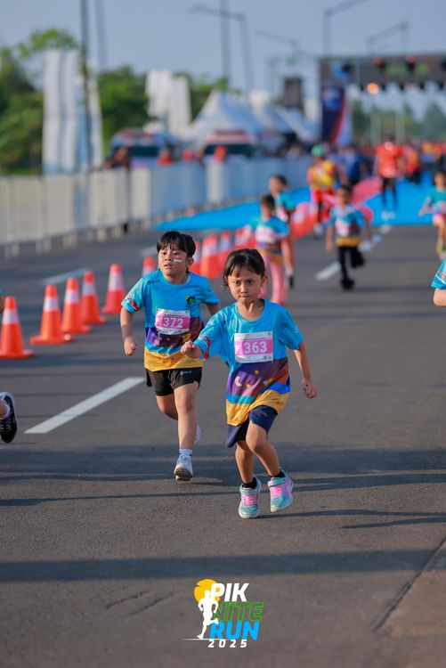 Race photo from PIK NITE RUN 2025