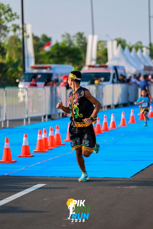 Race photo from PIK NITE RUN 2025