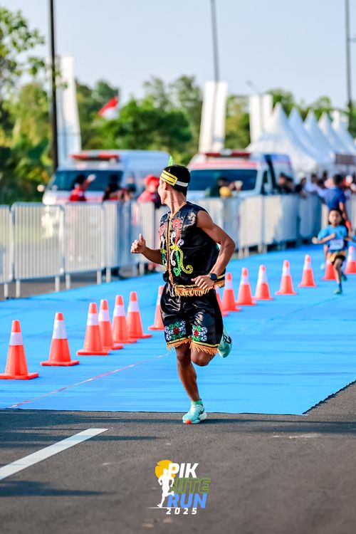 Race photo from PIK NITE RUN 2025