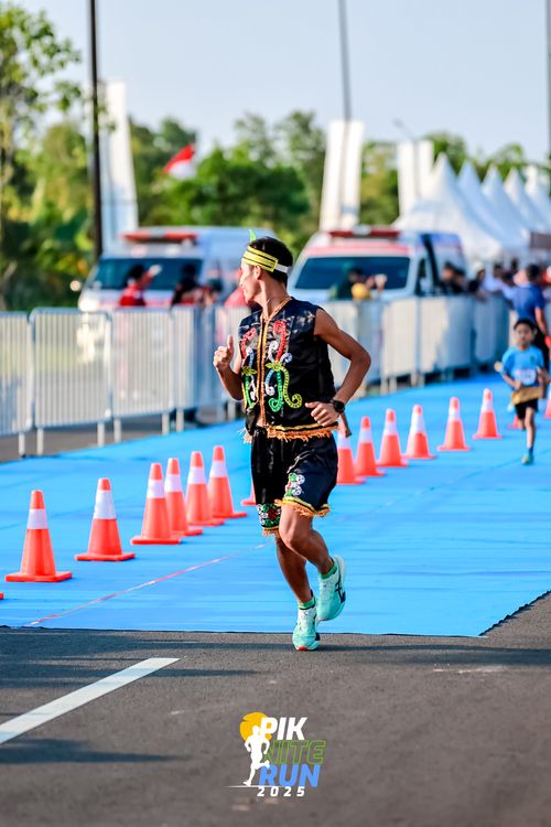 Race photo from PIK NITE RUN 2025