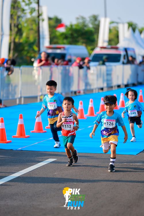 Race photo from PIK NITE RUN 2025