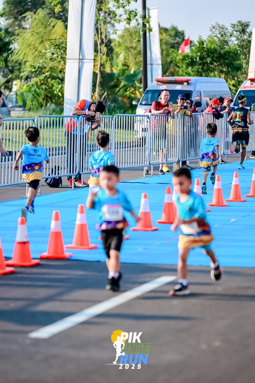 Race photo from PIK NITE RUN 2025