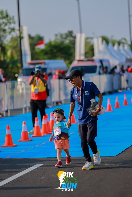 Race photo from PIK NITE RUN 2025