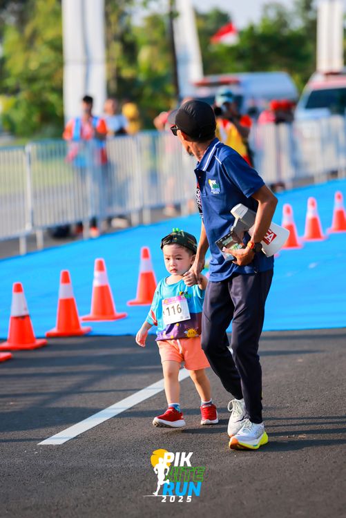 Race photo from PIK NITE RUN 2025