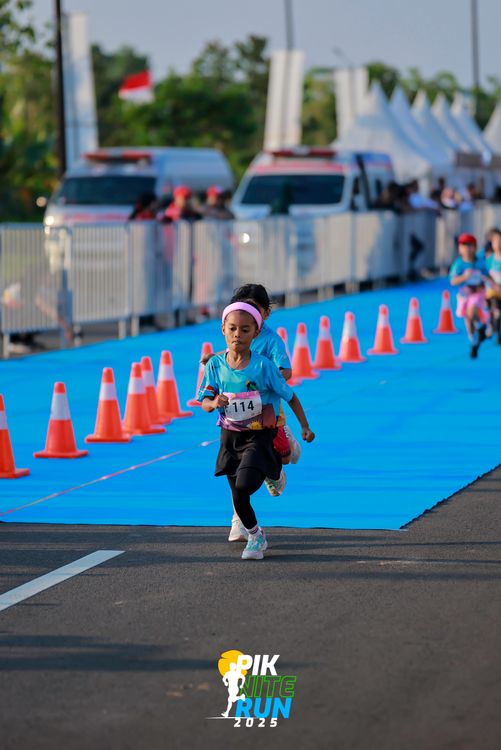 Race photo from PIK NITE RUN 2025