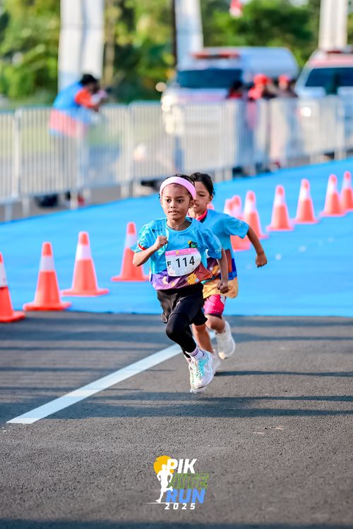 Race photo from PIK NITE RUN 2025