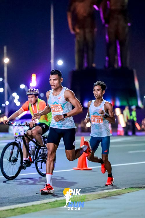 Race photo from PIK NITE RUN 2025