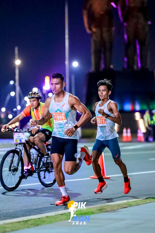 Race photo from PIK NITE RUN 2025