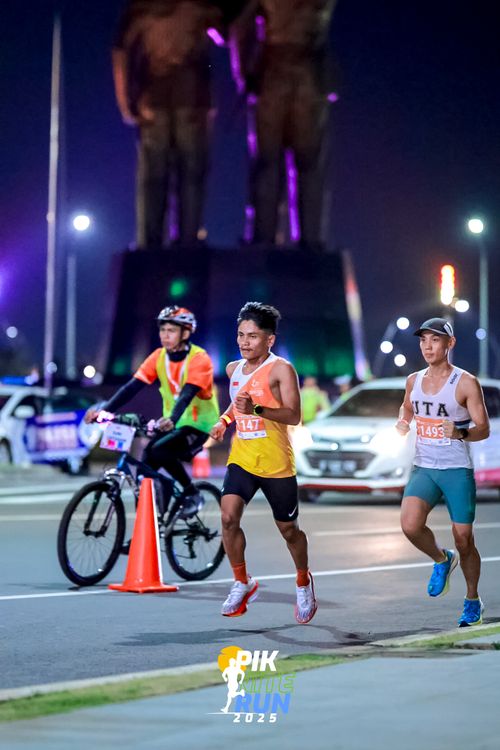 Race photo from PIK NITE RUN 2025