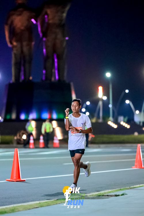 Race photo from PIK NITE RUN 2025