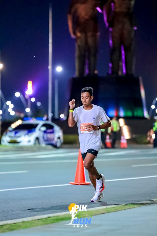 Race photo from PIK NITE RUN 2025