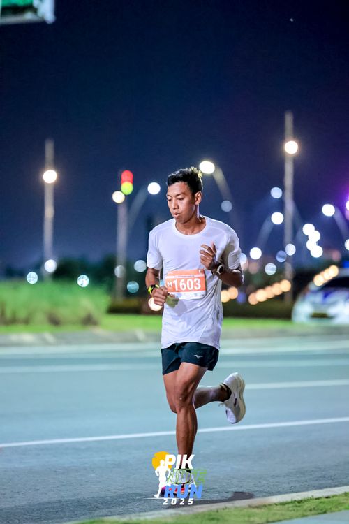 Race photo from PIK NITE RUN 2025