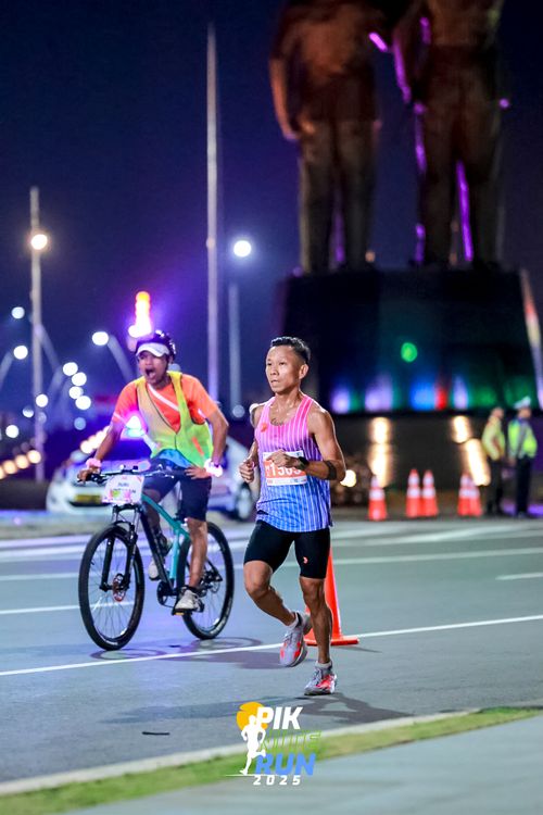 Race photo from PIK NITE RUN 2025