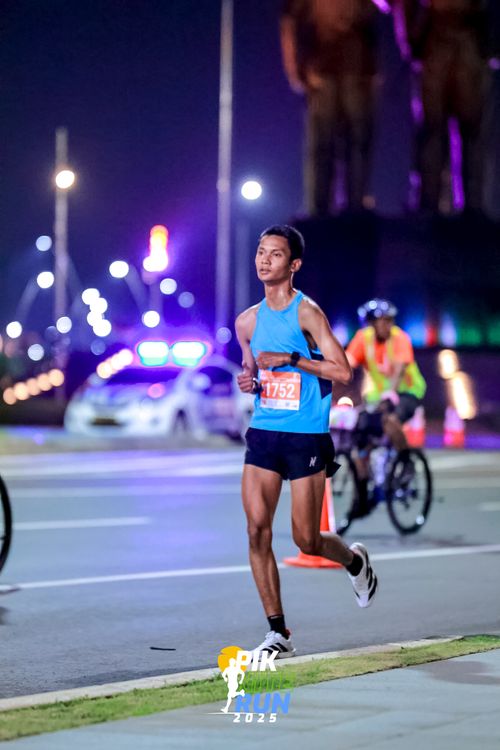 Race photo from PIK NITE RUN 2025