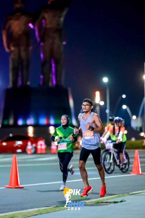 Race photo from PIK NITE RUN 2025