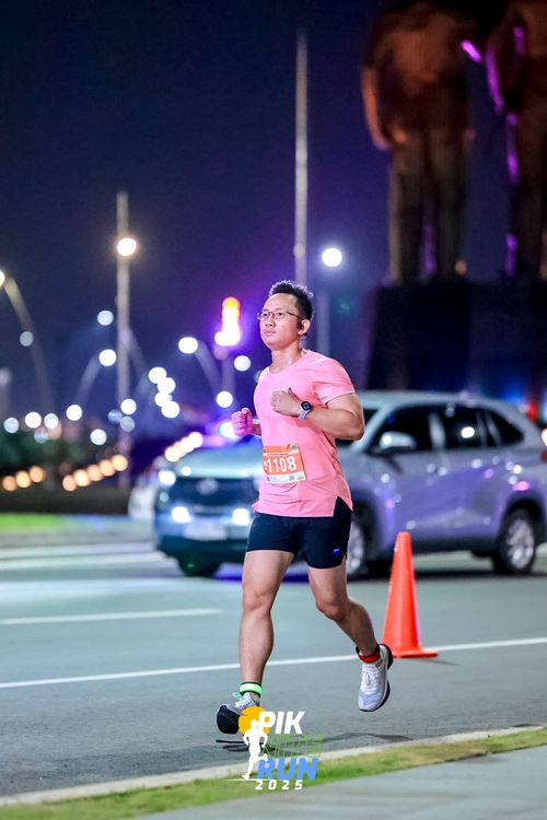 Race photo from PIK NITE RUN 2025