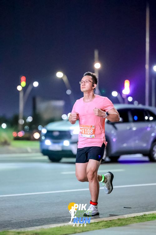 Race photo from PIK NITE RUN 2025