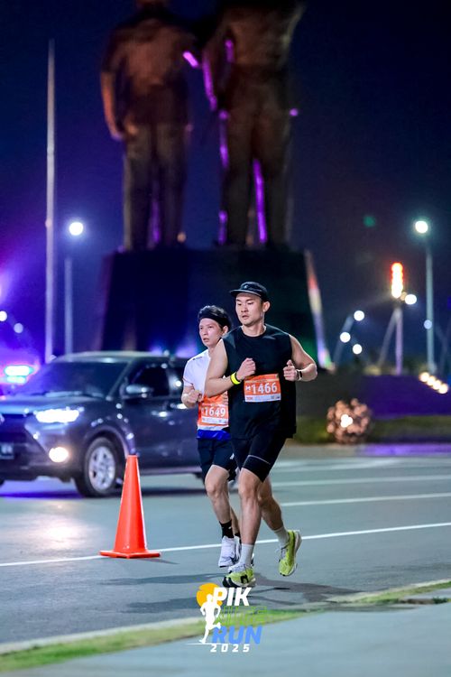 Race photo from PIK NITE RUN 2025