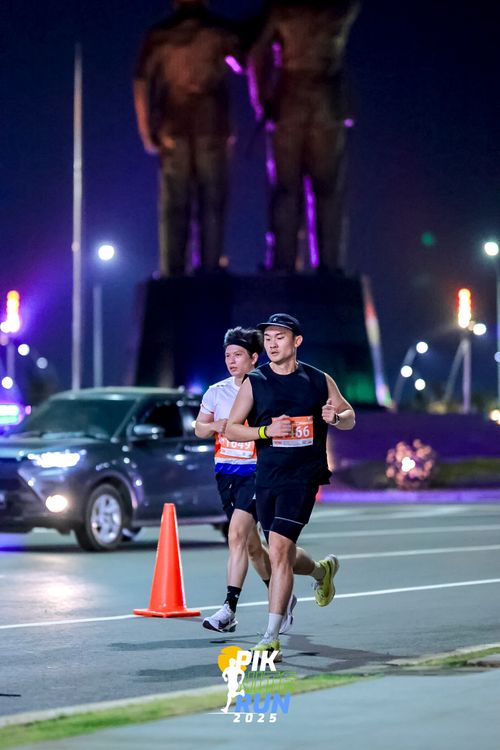 Race photo from PIK NITE RUN 2025