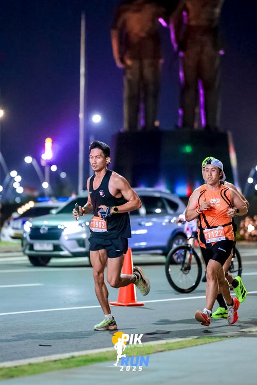 Race photo from PIK NITE RUN 2025