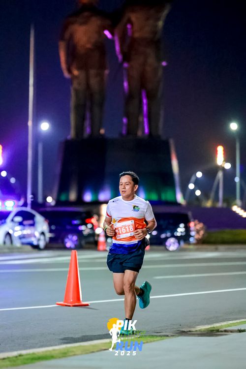 Race photo from PIK NITE RUN 2025