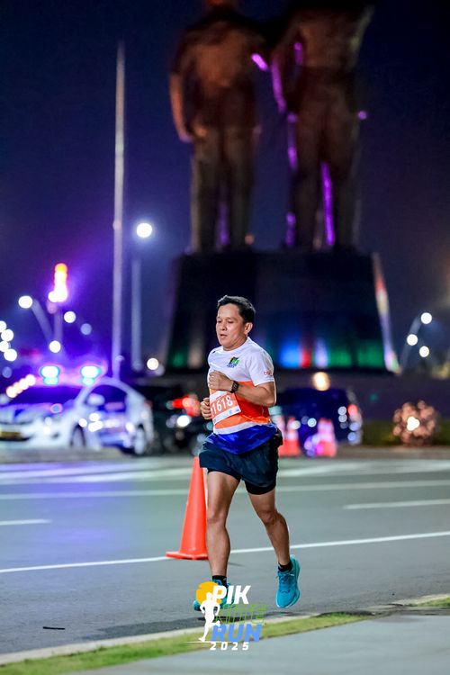Race photo from PIK NITE RUN 2025