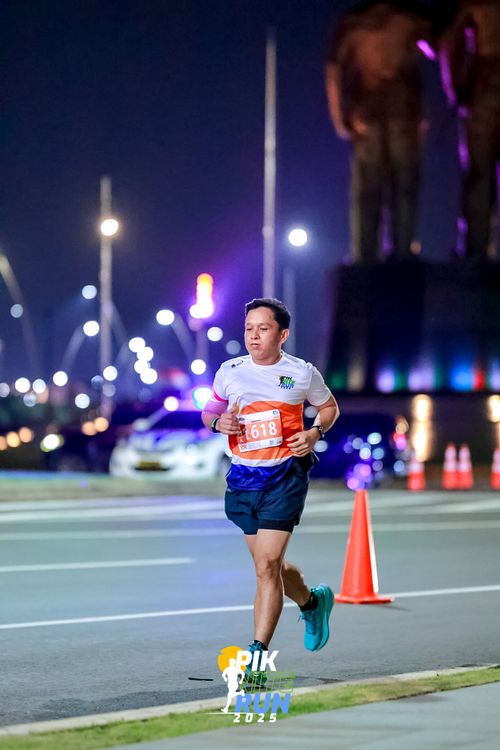 Race photo from PIK NITE RUN 2025