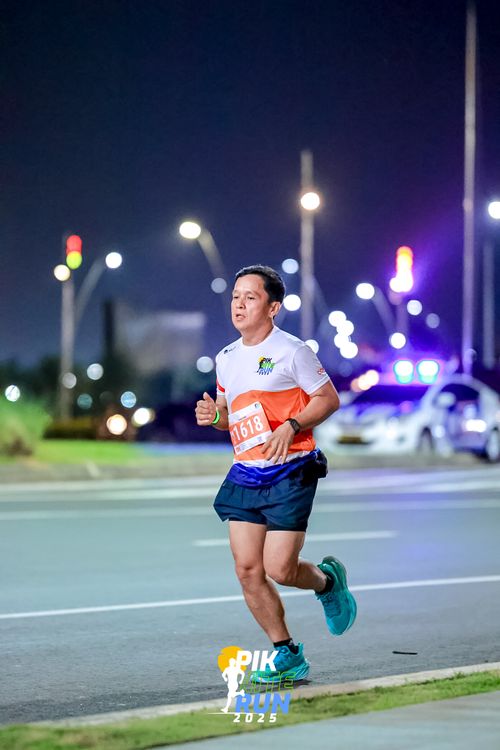 Race photo from PIK NITE RUN 2025