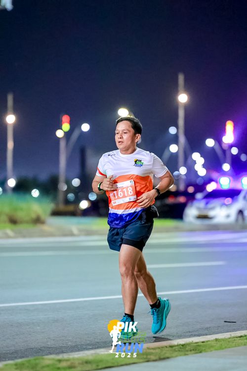 Race photo from PIK NITE RUN 2025