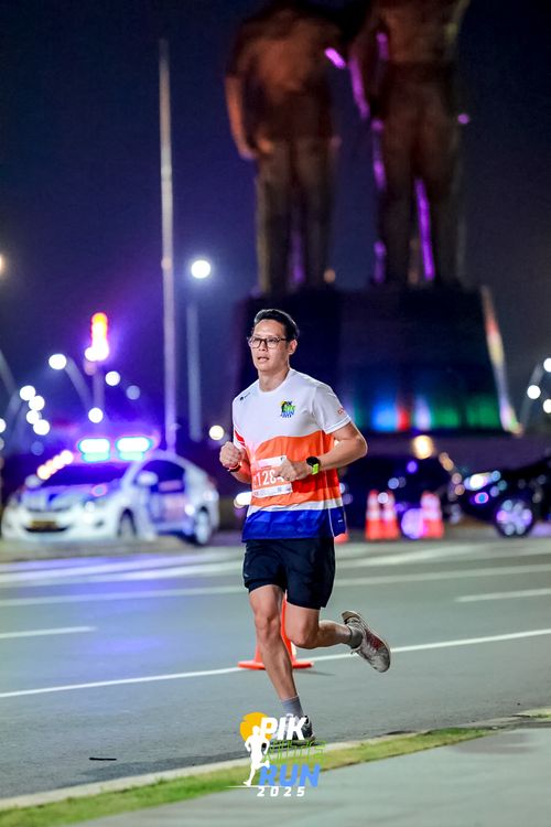 Race photo from PIK NITE RUN 2025