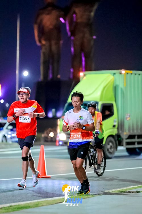 Race photo from PIK NITE RUN 2025