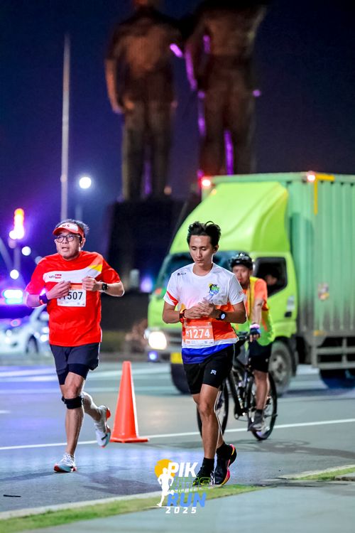 Race photo from PIK NITE RUN 2025