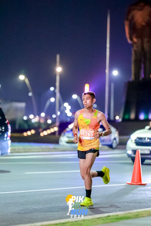 Race photo from PIK NITE RUN 2025