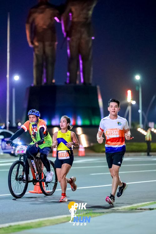 Race photo from PIK NITE RUN 2025