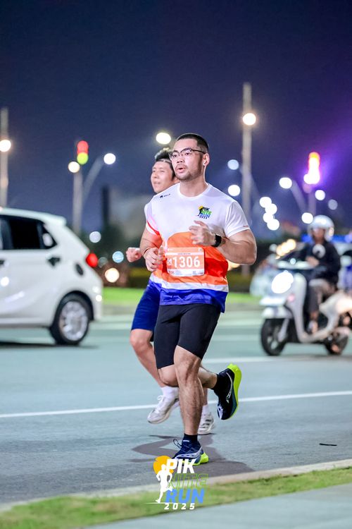 Race photo from PIK NITE RUN 2025
