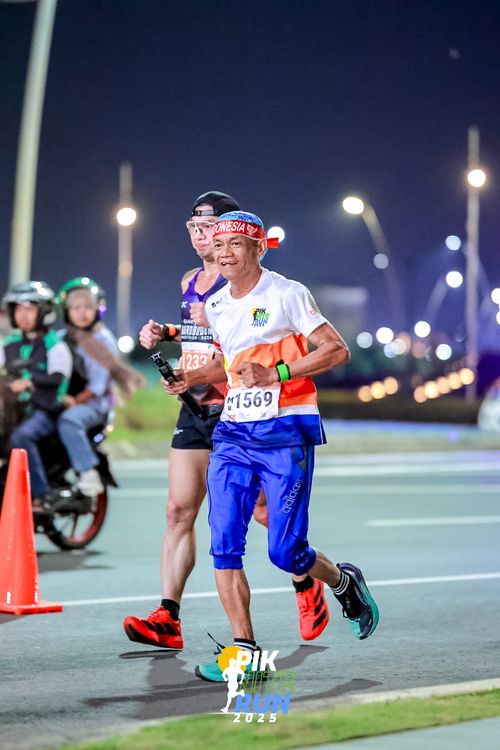 Race photo from PIK NITE RUN 2025