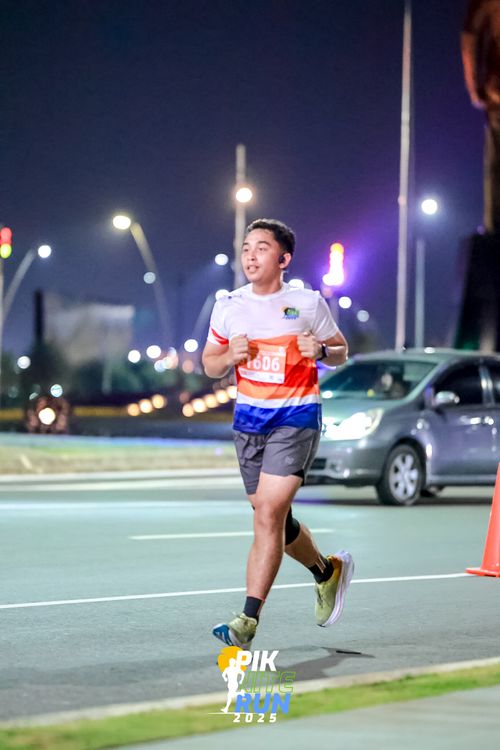 Race photo from PIK NITE RUN 2025