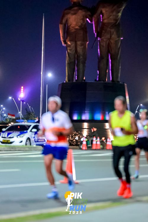 Race photo from PIK NITE RUN 2025