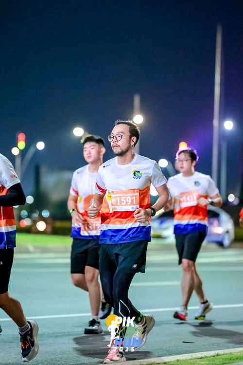 Race photo from PIK NITE RUN 2025