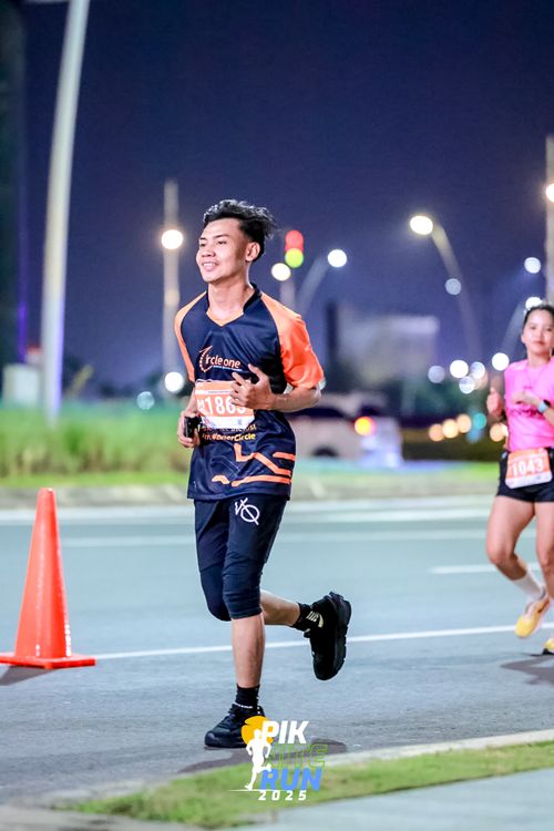 Race photo from PIK NITE RUN 2025