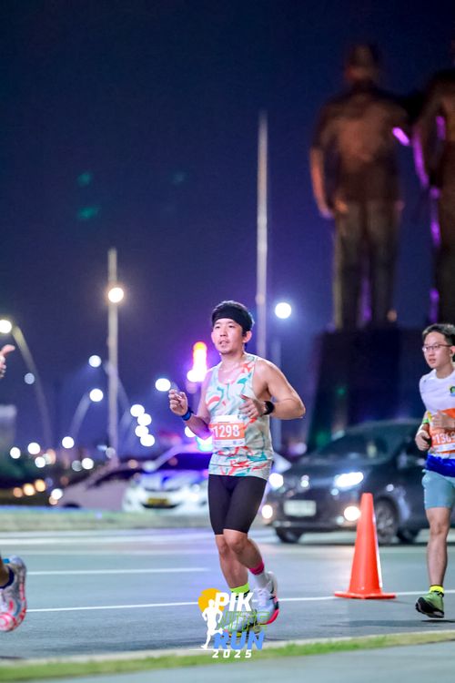 Race photo from PIK NITE RUN 2025