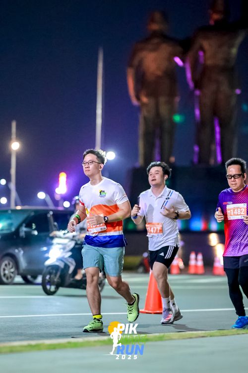 Race photo from PIK NITE RUN 2025
