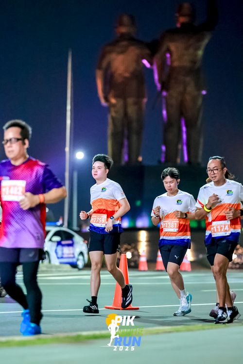 Race photo from PIK NITE RUN 2025