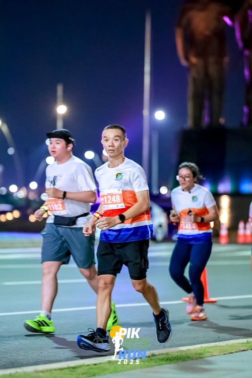 Race photo from PIK NITE RUN 2025