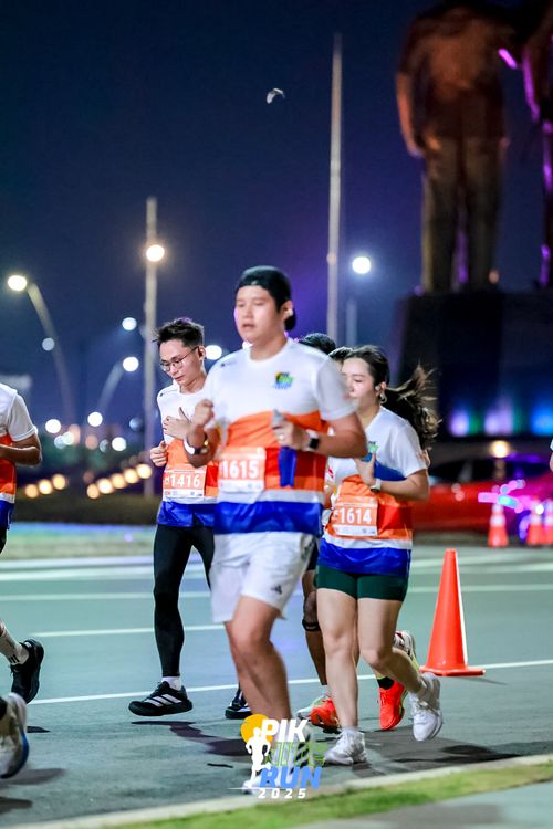 Race photo from PIK NITE RUN 2025