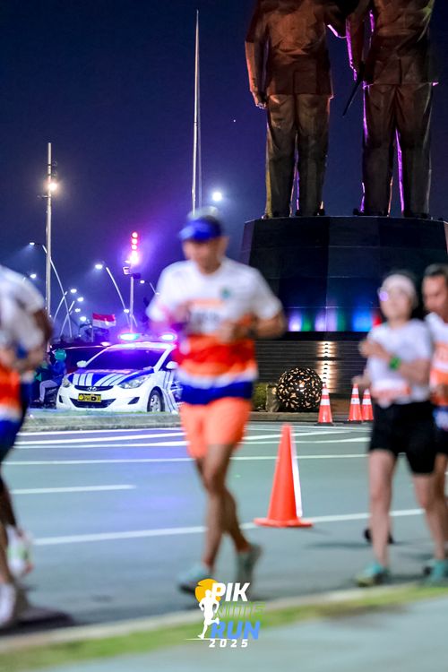 Race photo from PIK NITE RUN 2025