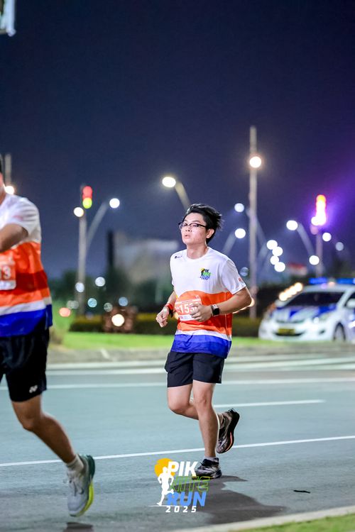 Race photo from PIK NITE RUN 2025